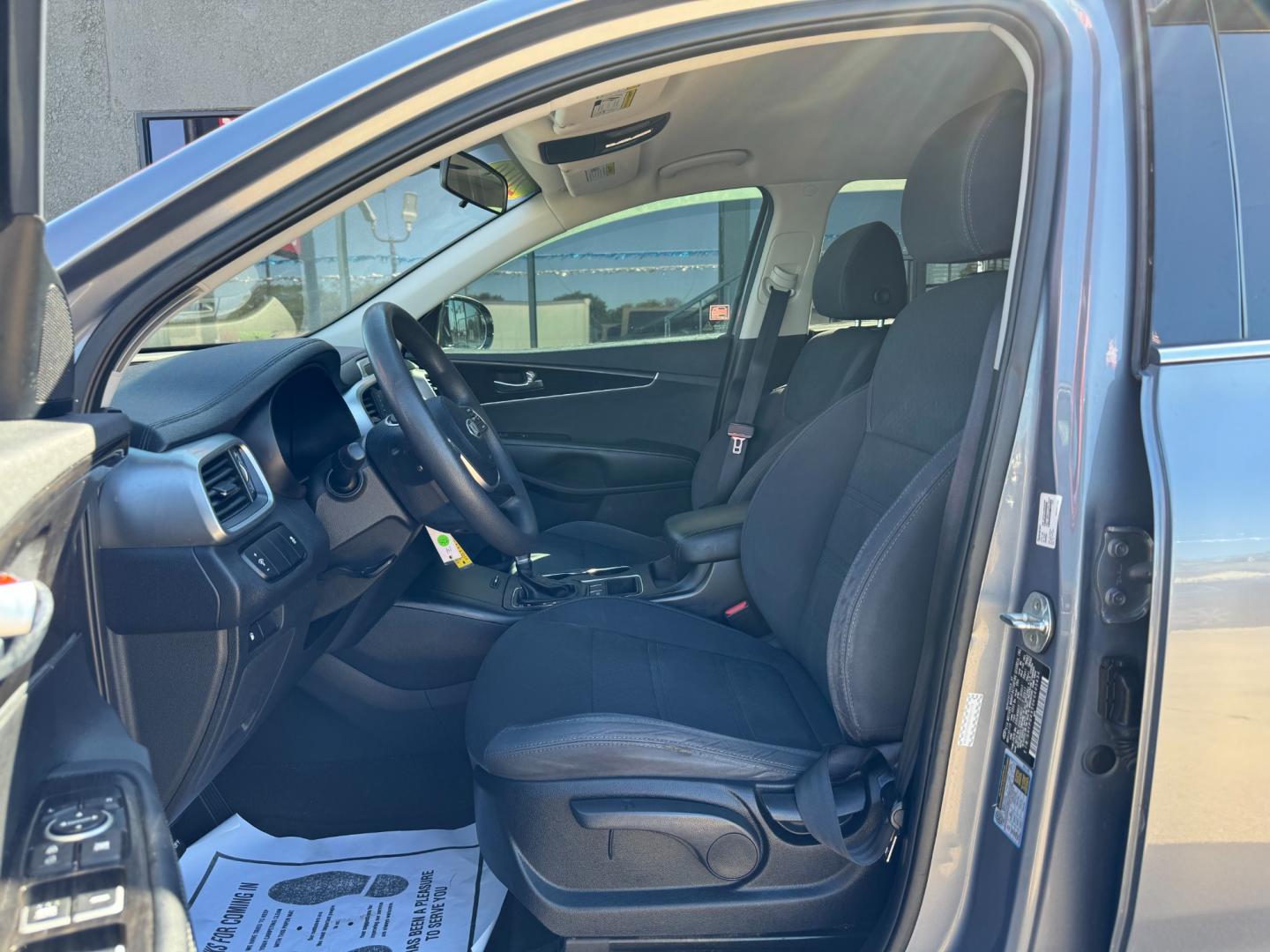 2019 SILVER KIA SORENTO LX; L (5XYPG4A30KG) , located at 5900 E. Lancaster Ave., Fort Worth, TX, 76112, (817) 457-5456, 0.000000, 0.000000 - Photo#8